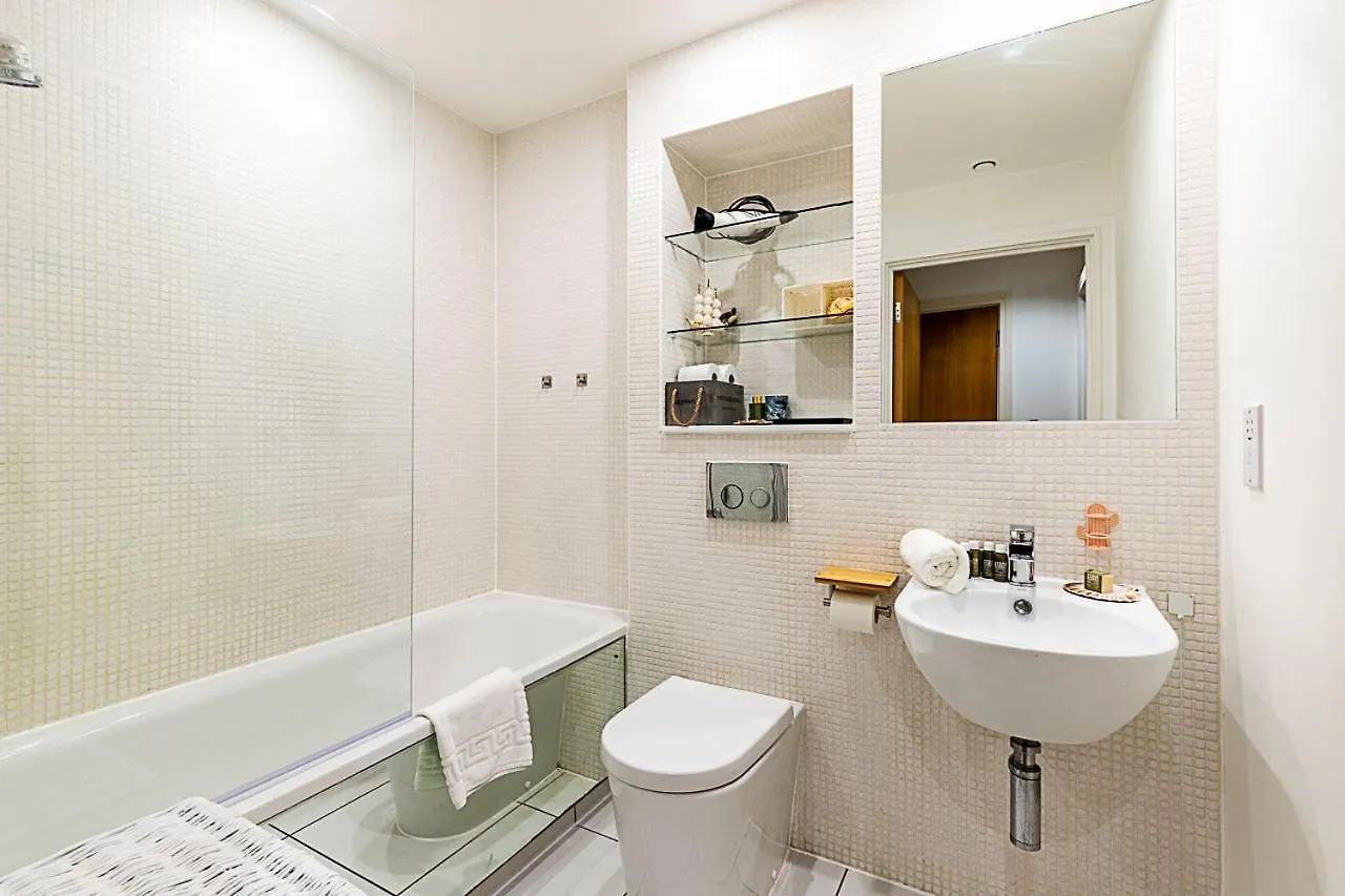 Spacious Green Terrace Apartment Londres