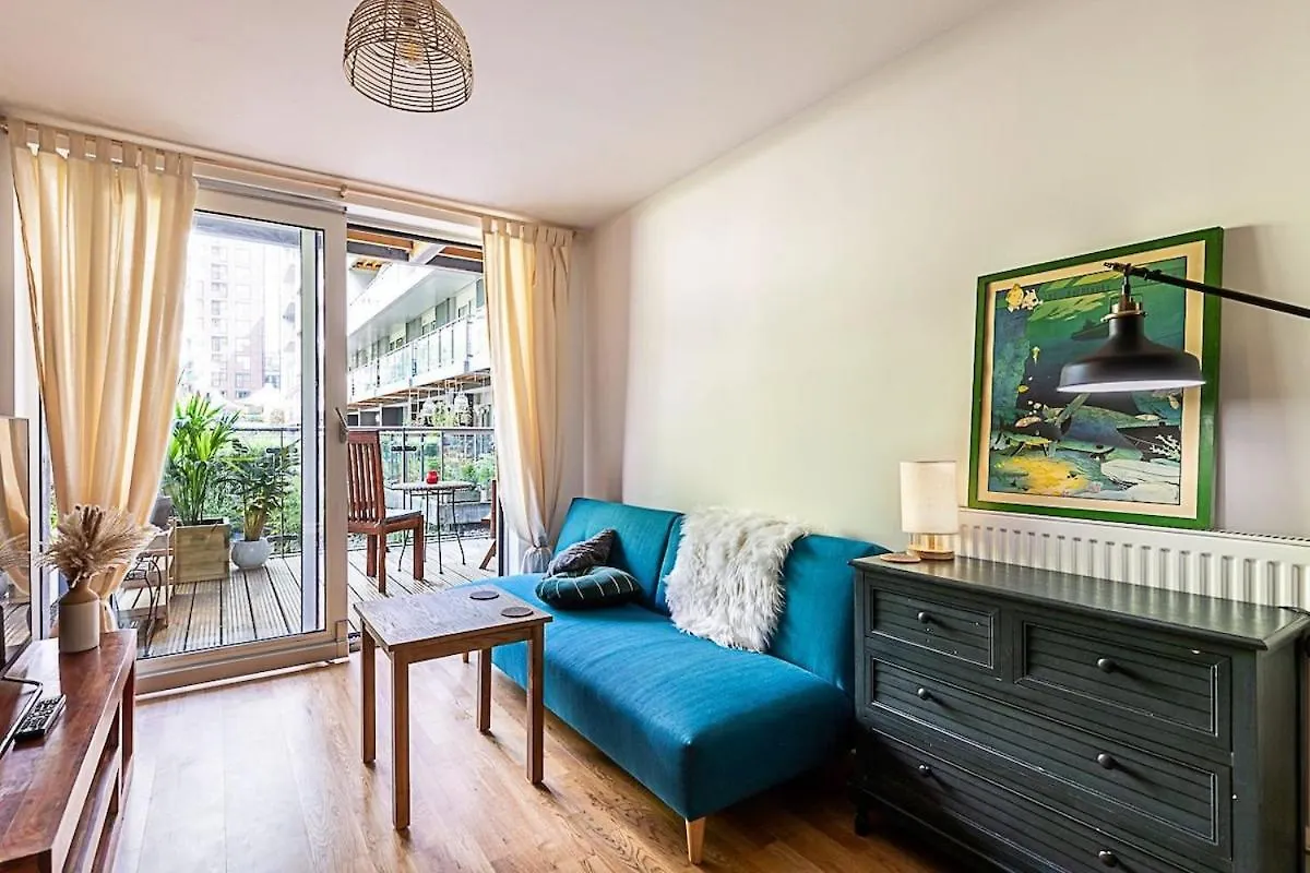 Spacious Green Terrace Apartment London