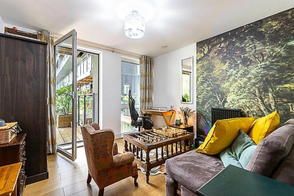 Spacious Green Terrace Apartment London
