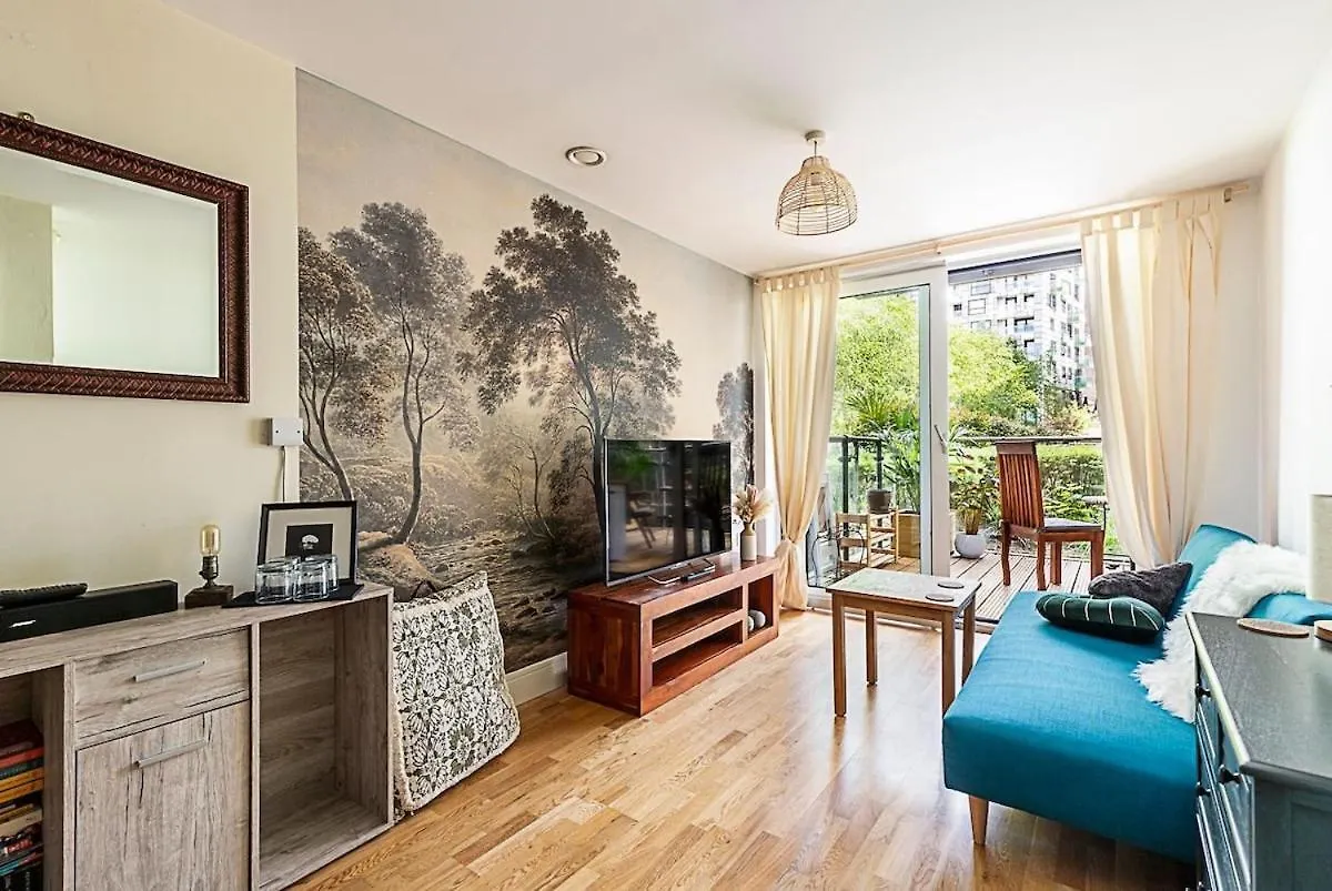 Spacious Green Terrace Apartment London