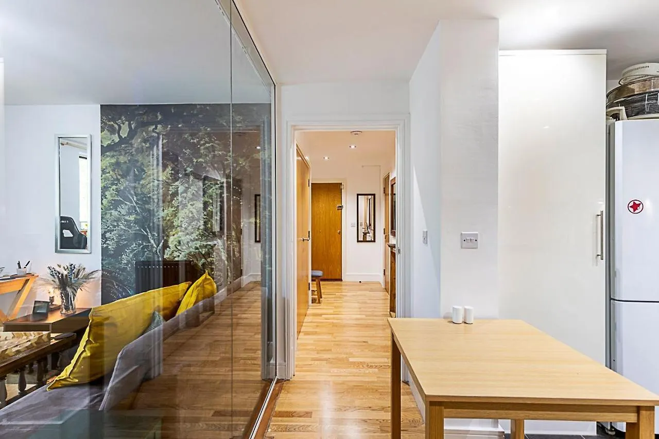 Spacious Green Terrace Apartment London