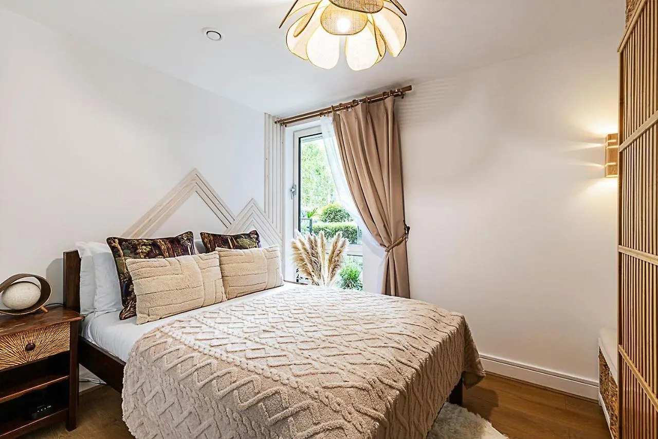 Spacious Green Terrace Apartment London 0*,